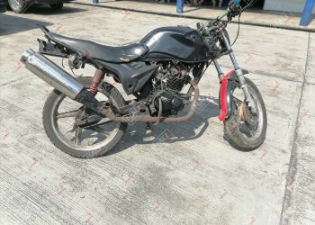 Abandonan motocicleta al ver presencia de la policía en la zona alta