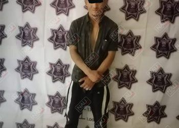 Detienen a dos por robar bolso de mano