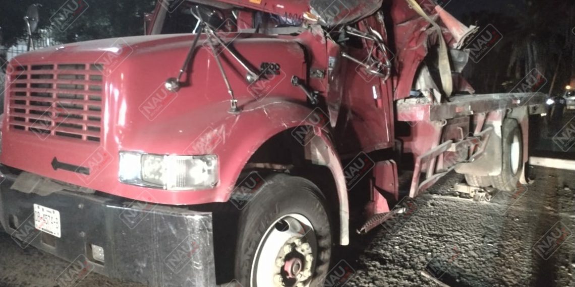 Vuelca camión cargado de material