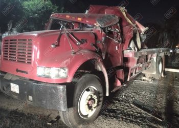 Vuelca camión cargado de material