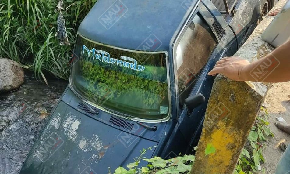 Camioneta se fue a un barranco en Cacahoatán