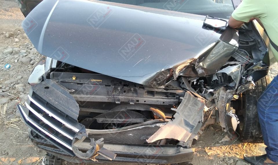 Choque con volcadura deja dos lesionados