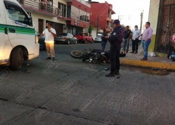 Un lesionado al chocar motocicleta contra combi colectiva