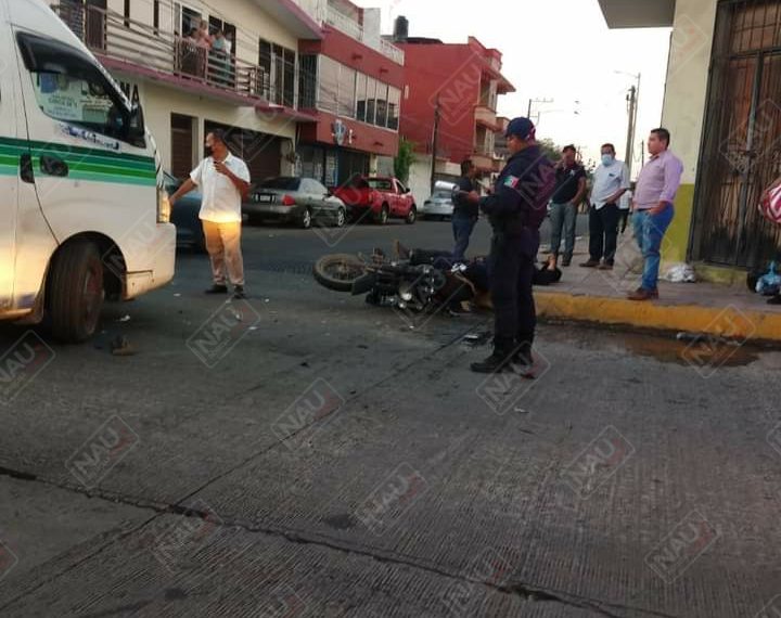 Un lesionado al chocar motocicleta contra combi colectiva