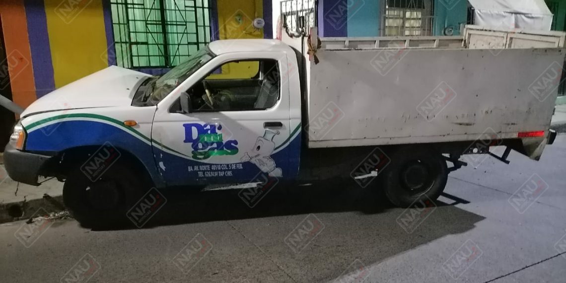 Conductor de un vehículo se estrelló contra un poste de alumbrado público