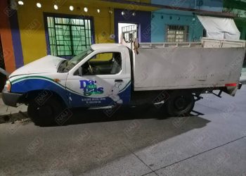 Conductor de un vehículo se estrelló contra un poste de alumbrado público