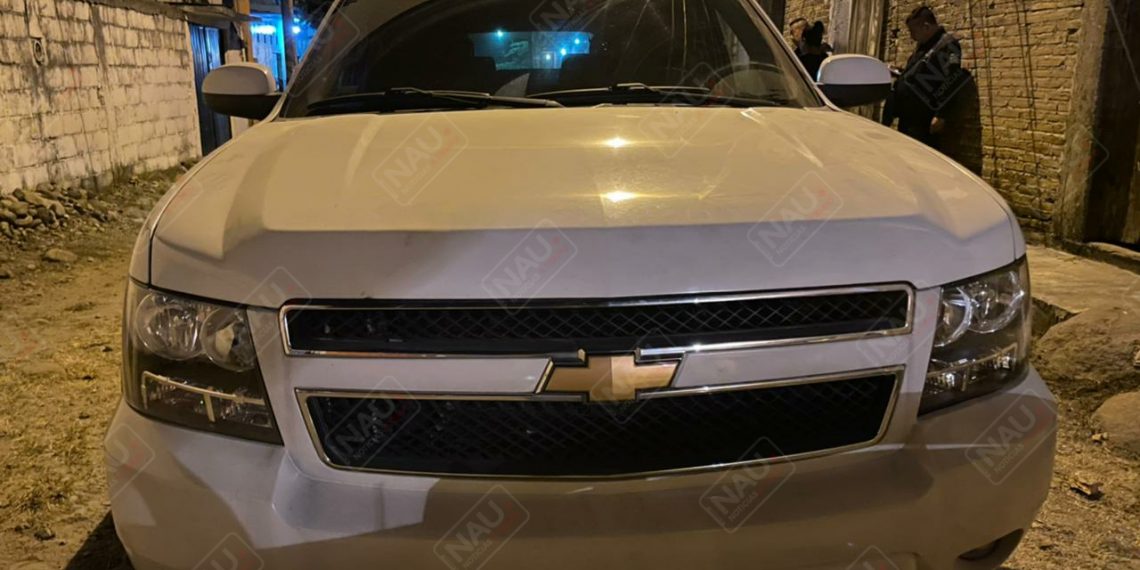 Chocan Suburban contra vehículo estacionado