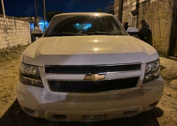 Chocan Suburban contra vehículo estacionado