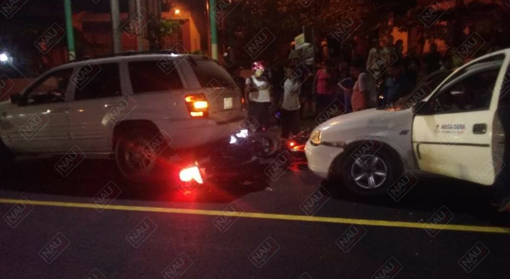 Chocan tres vehículos y dos motocicletas en Pijijiapan
