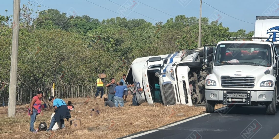 Vuelca camión cargado de detergente y suavitel