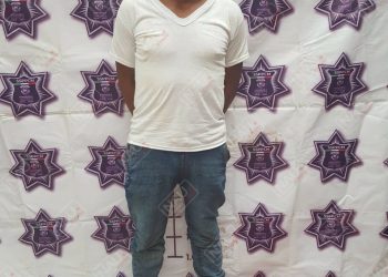 Detienen a sujeto que estaba golpeando a su expareja en Vida Mejor