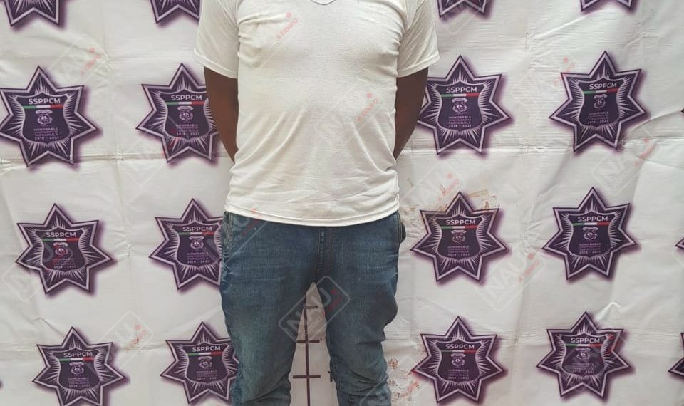 Detienen a sujeto que estaba golpeando a su expareja en Vida Mejor