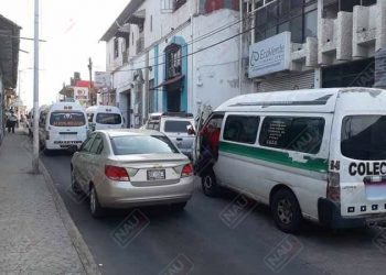 Roban dinero de un bolso en una combi