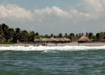 Salvavidas de la Marina rescatan a dos bañistas