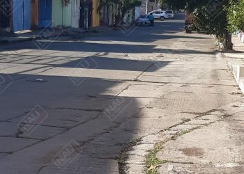 Dos sujetos armados roban motocicleta con violencia