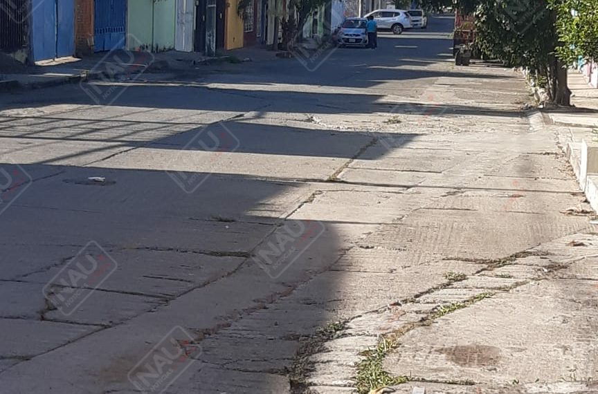 Dos sujetos armados roban motocicleta con violencia