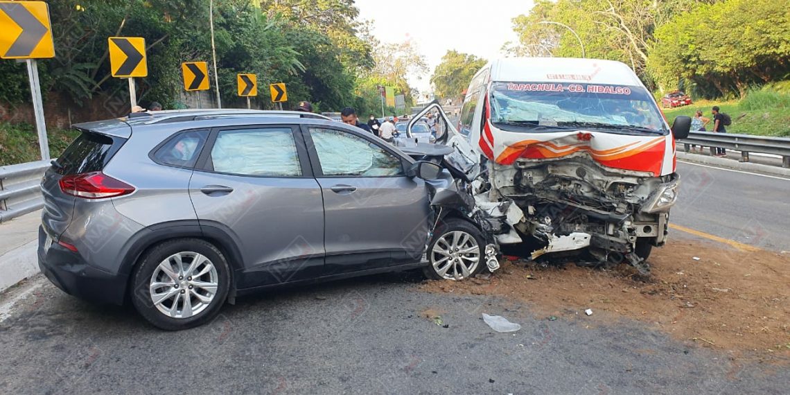 13 lesionados deja accidente entre particular y combi colectiva