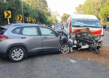 13 lesionados deja accidente entre particular y combi colectiva