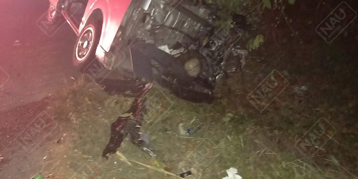 Tráiler impacta a combi con placas de Guatemala