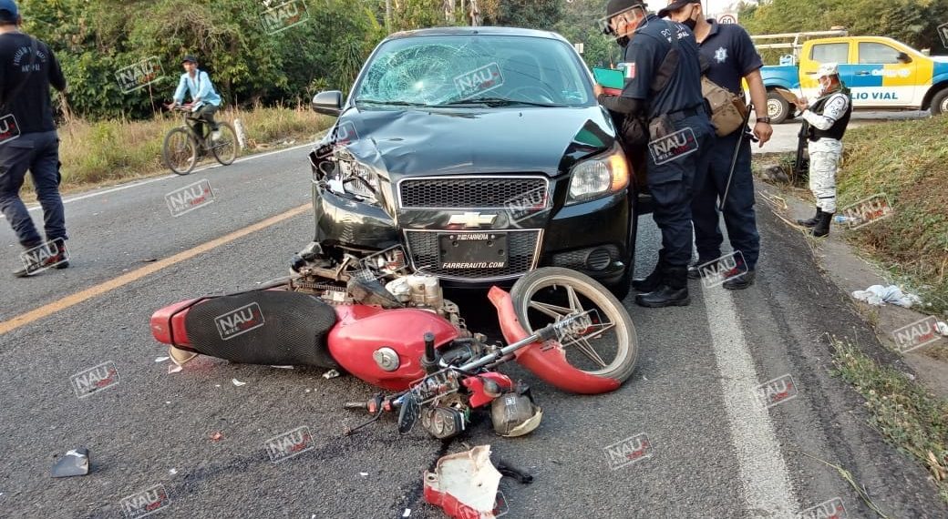 Dos lesionados al chocar automóvil  con Motocicleta en Tuxtla Chico