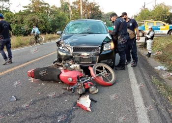 Dos lesionados al chocar automóvil  con Motocicleta en Tuxtla Chico