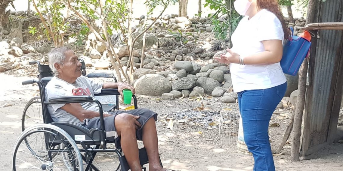 DIF TAPACHULA ENTREGA SILLAS DE RUEDAS A PERSONAS VULNERABLES