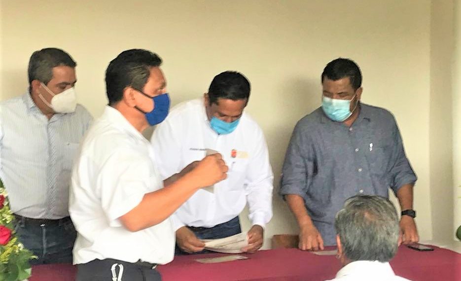 Entregan certificados de aptitud a choferes del transporte público