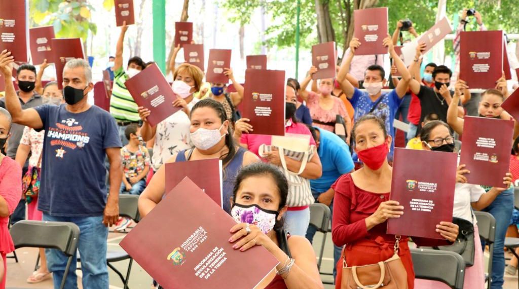 Con entrega de escrituras, Gobierno de Chiapas hace justicia social a familias tapachultecas
