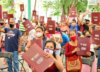 Con entrega de escrituras, Gobierno de Chiapas hace justicia social a familias tapachultecas