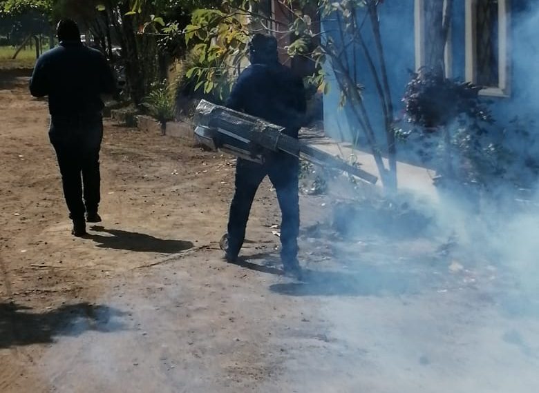 CONTINÚA PROGRAMA DE DESCACHARRAMIENTO EN COLONIAS DE TAPACHULA, PARA EVITAR ENFERMEDADES POR ARBOVIROSIS