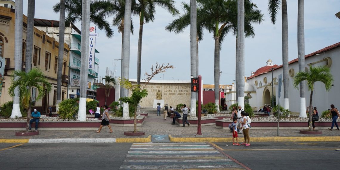 PARA PREVENIR ACCIDENTES, PC MUNICIPAL REALIZA AJUSTES EN ACORDONAMIENTO DEL PARQUE CENTRAL, DE LAS ETNIAS Y JUÁREZ