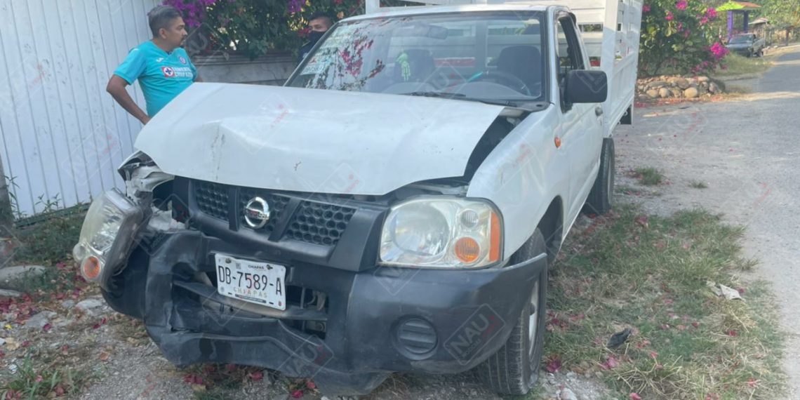 Abandonan camioneta chocada