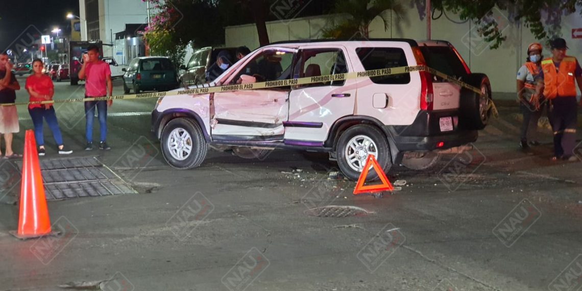 Tráiler embiste a camioneta en el par vial