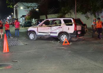 Tráiler embiste a camioneta en el par vial