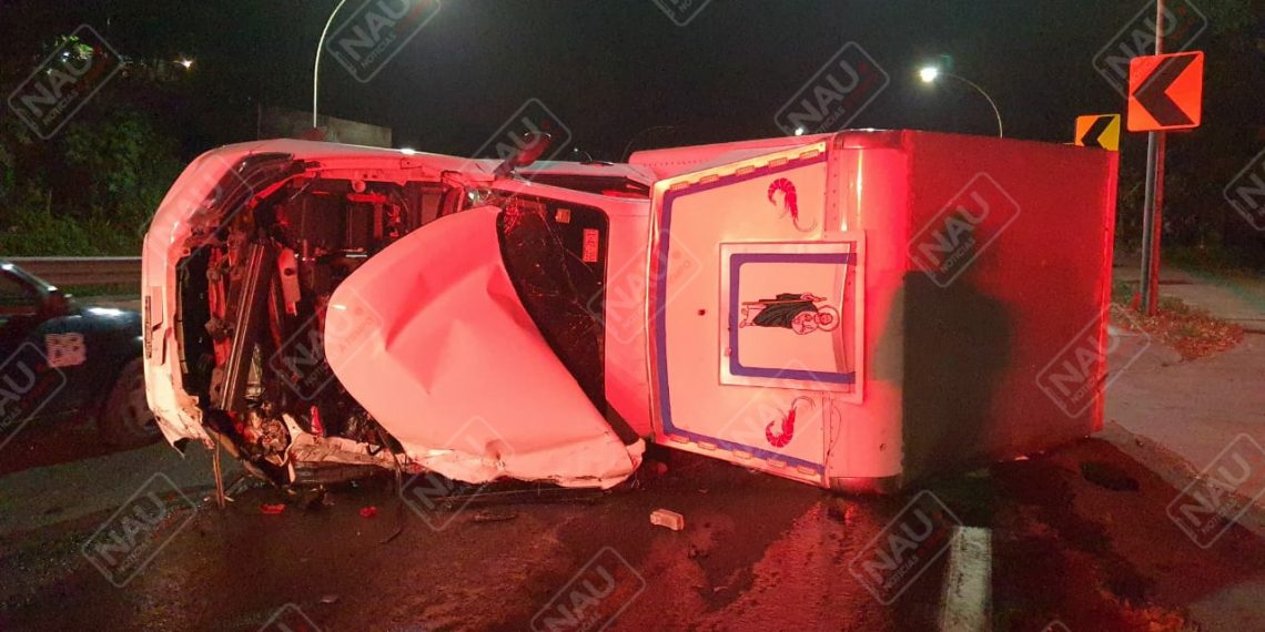 Vuelca carro cargado de marisco