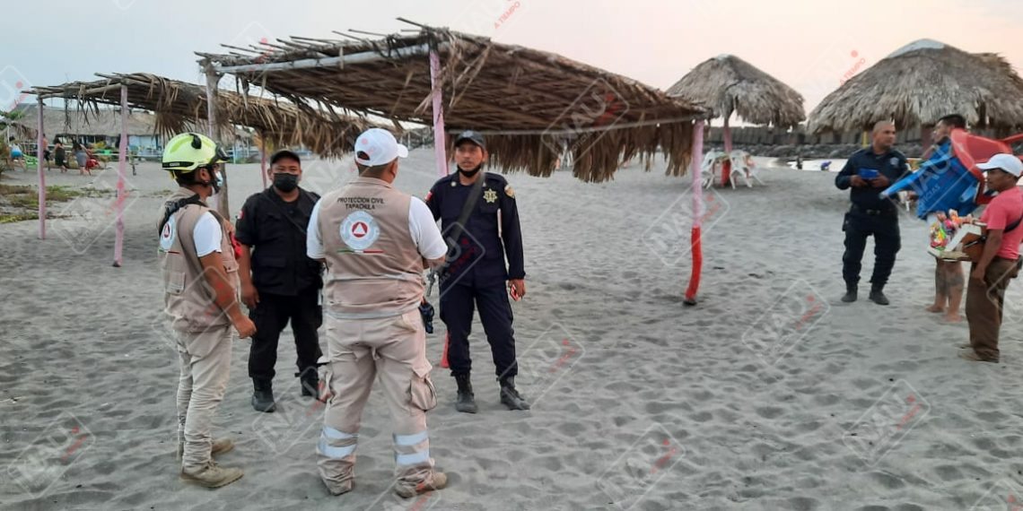 Rescatan a dos personas que se estaban ahogando en playas San Benito