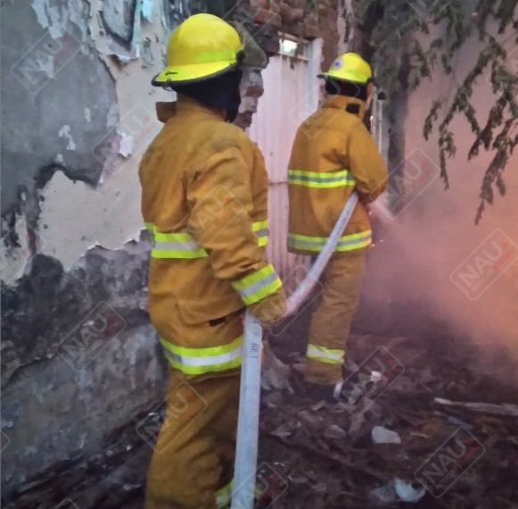 Casa abandonada y un predio de pastizales, se incendian la tarde de este miércoles