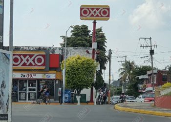 Asaltan tienda Oxxo del reloj floral