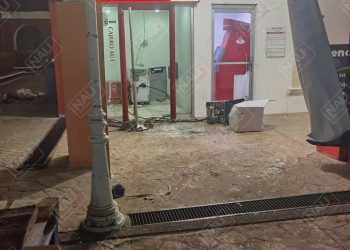 Mujer policía frustra robo de cajero automático