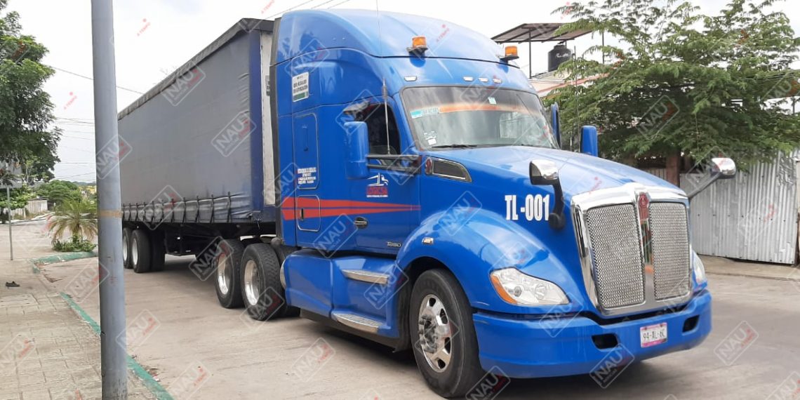 Tráiler derribó cable de Teléfonos de México