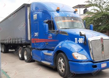 Tráiler derribó cable de Teléfonos de México