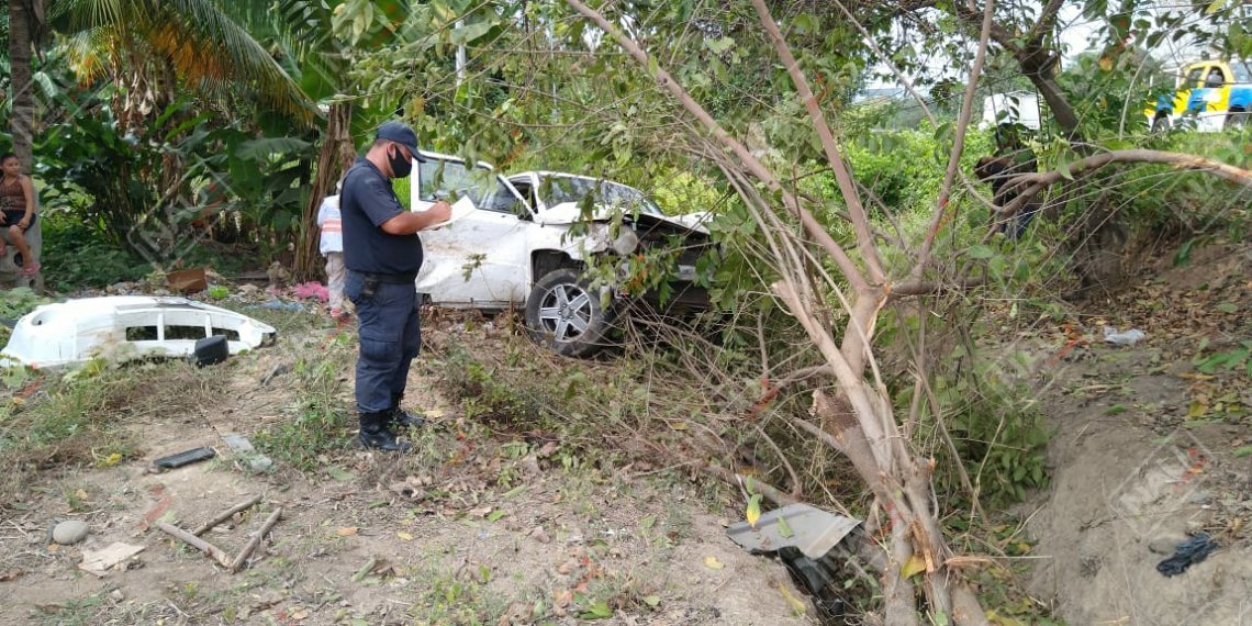 Abandonan camioneta volcada
