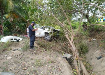 Abandonan camioneta volcada