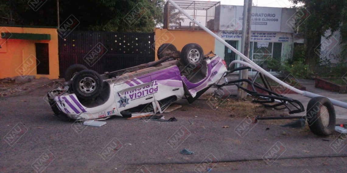 Vuelca unidad policiaca tras ser chocada por un vehículo particular