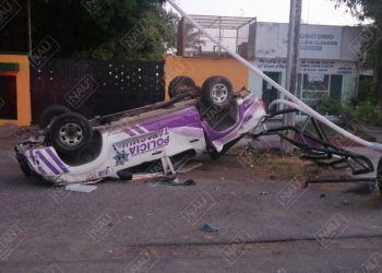 Vuelca unidad policiaca tras ser chocada por un vehículo particular