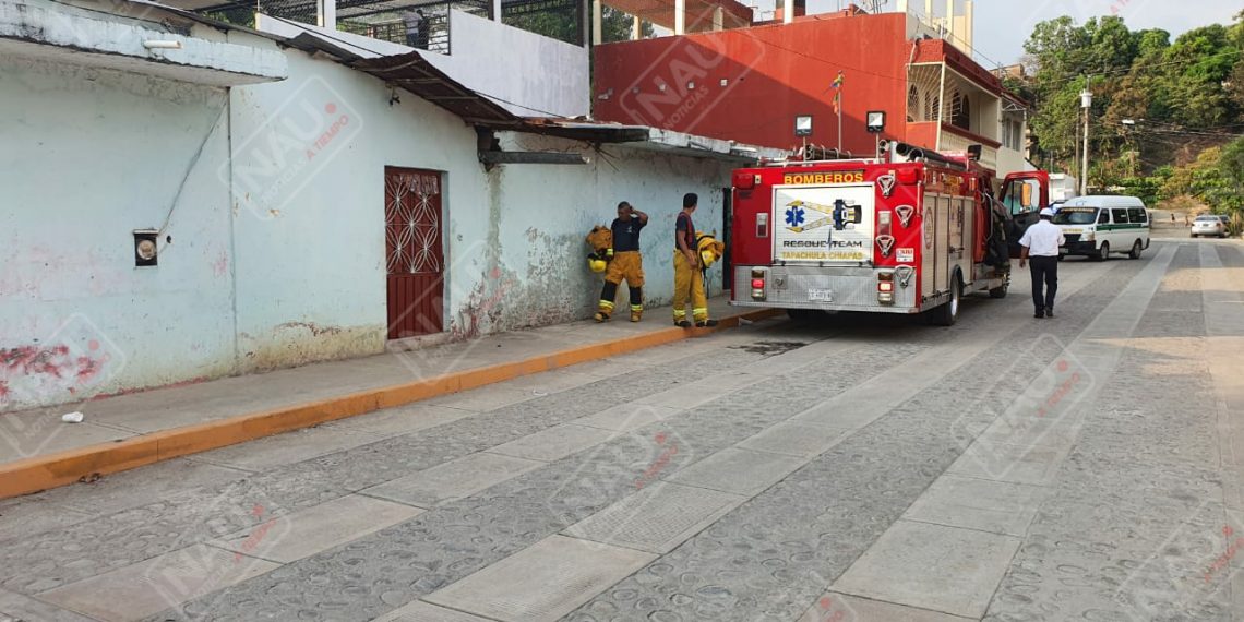 Le prendió fuego a su ropa y plástico en el interior de su casa