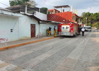 Le prendió fuego a su ropa y plástico en el interior de su casa