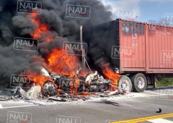 Se incendia un tráiler sobre la carretera Suchiate Tapachula