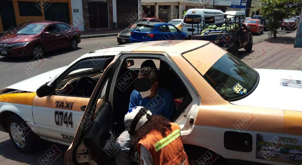 Choque de taxi contra una camioneta