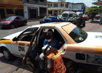 Choque de taxi contra una camioneta
